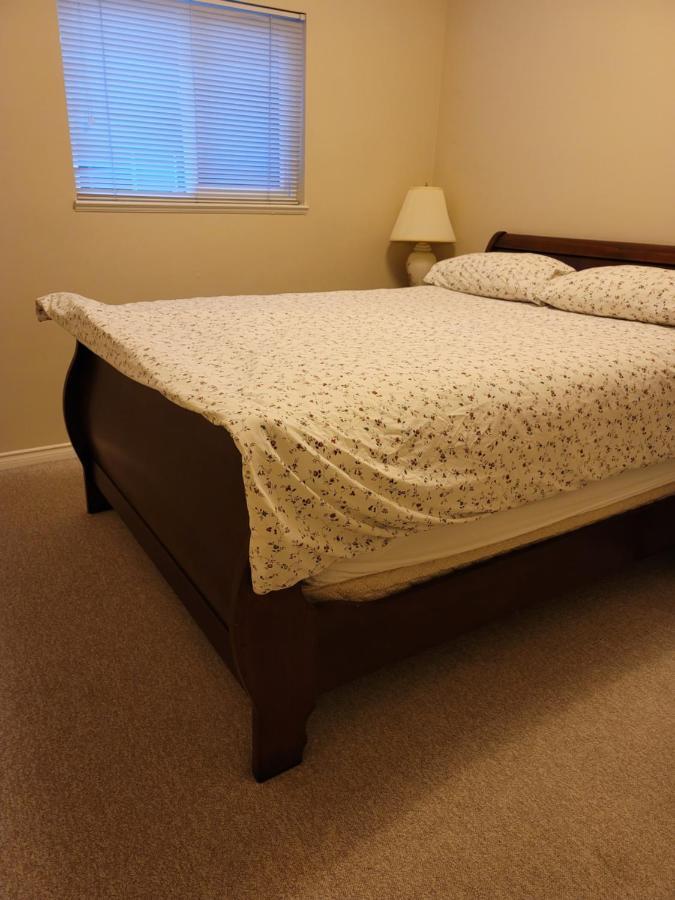 Decent Location Home Surrey Dış mekan fotoğraf