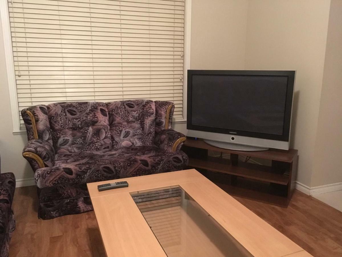 Decent Location Home Surrey Dış mekan fotoğraf