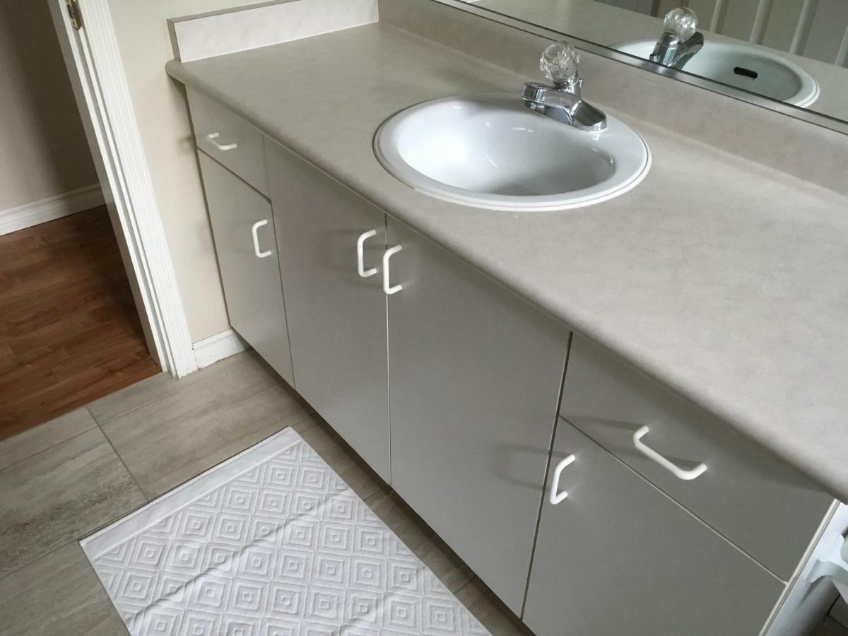 Decent Location Home Surrey Dış mekan fotoğraf
